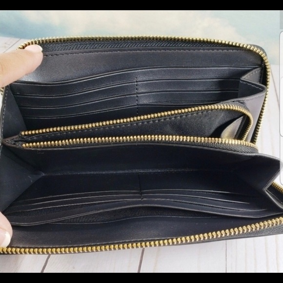 ❤️🌹PRICE DROP⬇️ COACH SIGNATURE WRISTLET WALLET - Picture 5 of 5